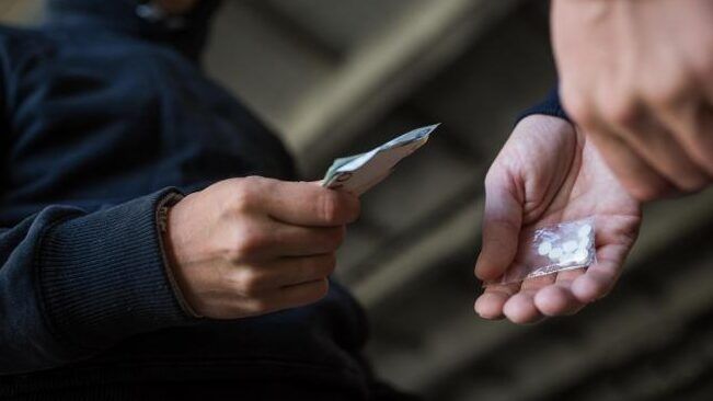 شرطة رام الله تكشف مجموعة لبيع المخدرات عبر تطبيق التلغرام