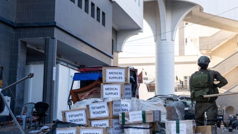 الاحتلال يحاصر مجمع الشفاء الطبي من جميع الجهات ويتخذ 5 آلاف من المتواجدين فيه كرهائن