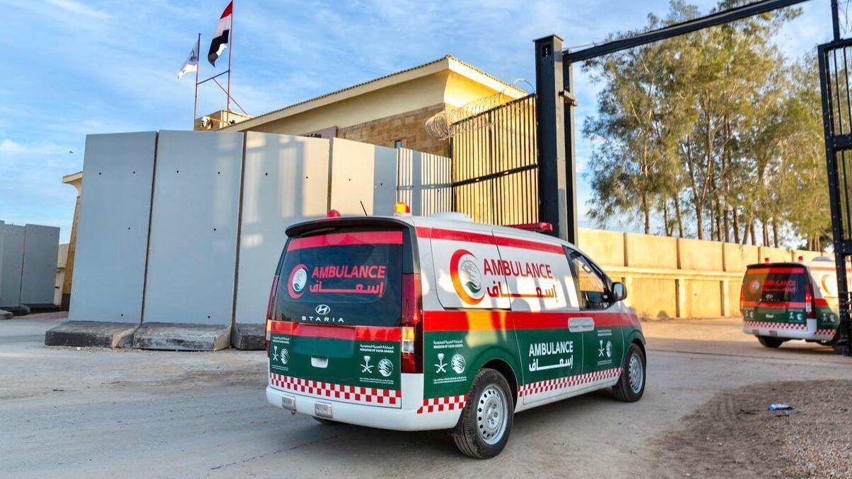 14 سيارة إسعاف مقدمة من مركز الملك سلمان للإغاثة تدخل قطاع غزة