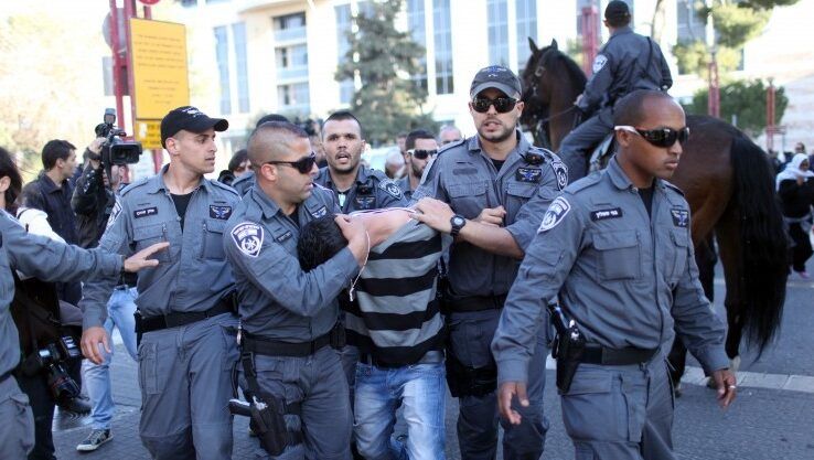 الاحتلال يقتحم مدرسة الرشادية في القدس ويعتقل طالبا