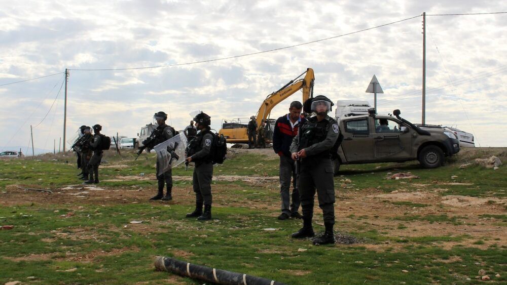 الاحتلال يجبر عائلة على مغادرة أرضها ويستولي على بركس شرق بيت لحم