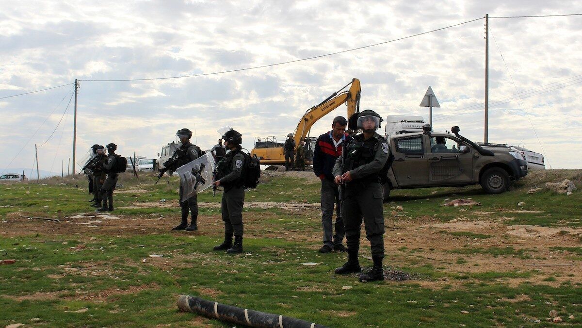 الاحتلال يجبر عائلة على مغادرة أرضها ويستولي على بركس شرق بيت لحم