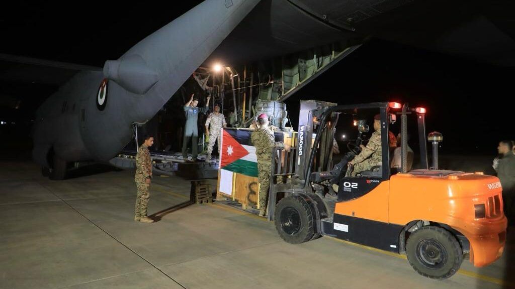 إنزال مساعدات طبية جوا للمستشفى الميداني الأردني في غزة