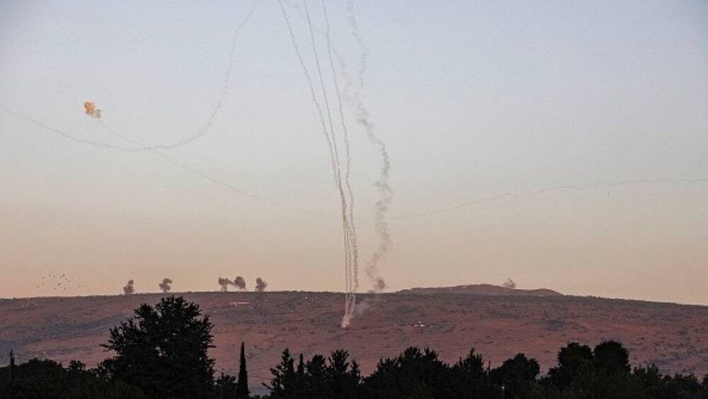 الرشقة الأكبر منذ بداية الحرب.. 50 صاروخًا من لبنان على شمال فلسطين المحتلة