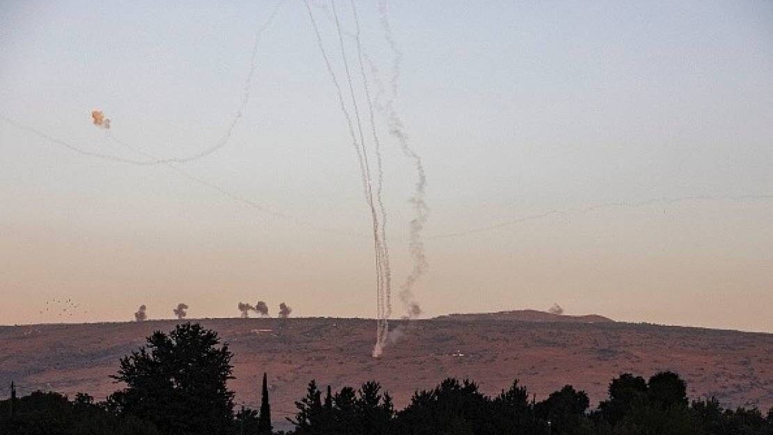 الرشقة الأكبر منذ بداية الحرب.. 50 صاروخًا من لبنان على شمال فلسطين المحتلة