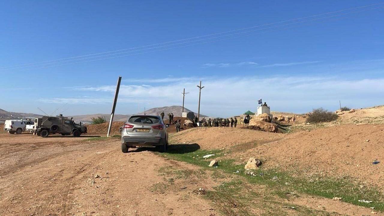 الاحتلال يصيب شابا بالرصاص في الأغوار