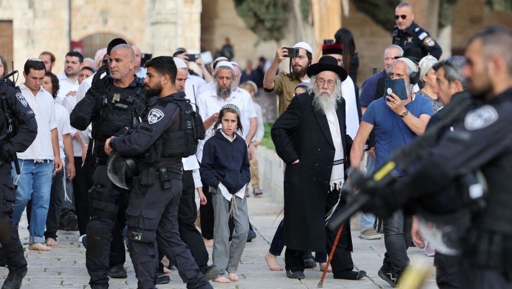 عشرات المستوطنين يقتحمون المسجد الأقصى