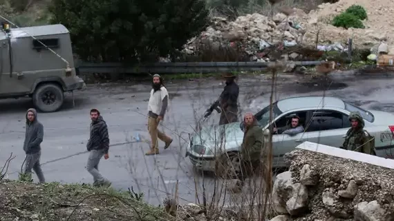 مستوطنون يهاجمون مركبات المواطنين جنوب نابلس