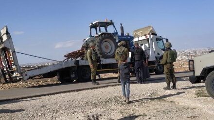 الاحتلال يعتقل مواطناً ويسرق أموالاً ويستولي على معدات زراعية في مسافر يطا