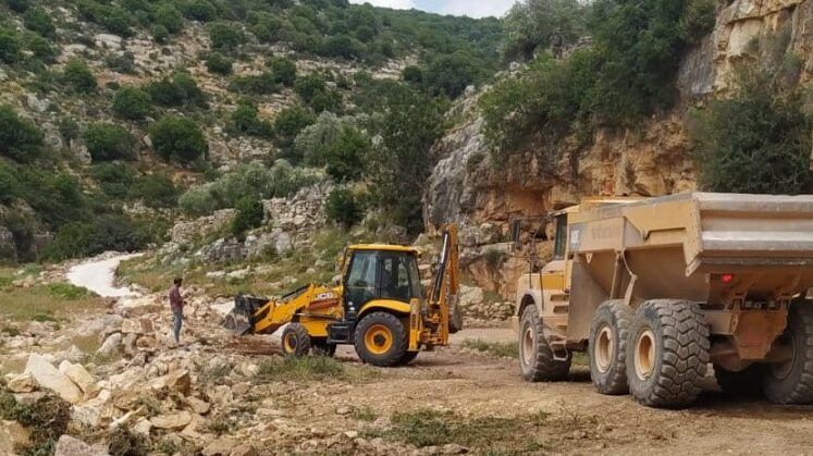 مستوطنون يشقون طريقاً استيطانياً غرب سلفيت