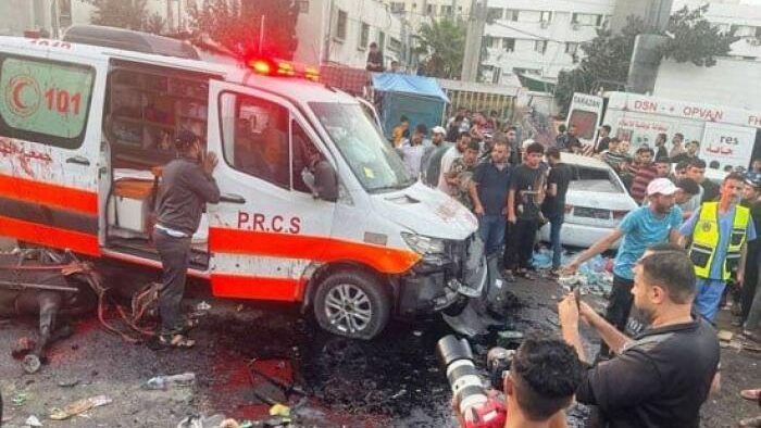 آليات الاحتلال تحاصر مجمع الشفاء الطبي وتستهدفه بشكل مباشر