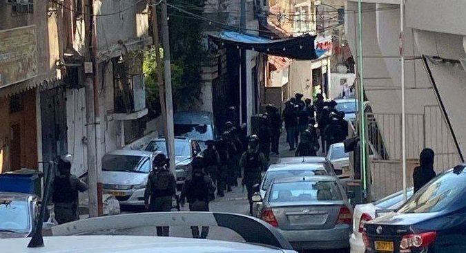 الاحتلال يعتقل مواطنيْن من مخيم شعفاط شمال القدس