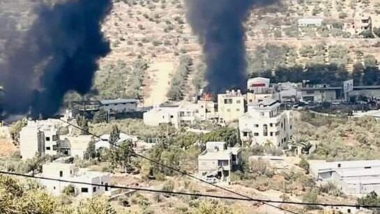 مستوطنون يحرقون مركبة ويهاجمون منازل في دير شرف غرب نابلس