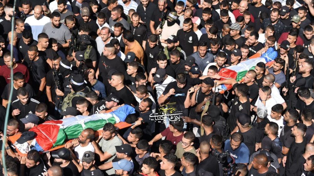 الآلاف يشيعون جثامين الشهداء الأربعة في مخيم طولكرم