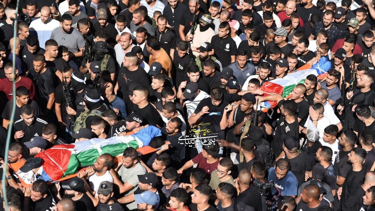 الآلاف يشيعون جثامين الشهداء الأربعة في مخيم طولكرم