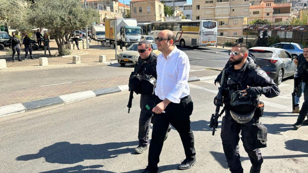 شرطة الاحتلال تعتقل رئيس لجنة المتابعة بالداخل الفلسطيني المحتل