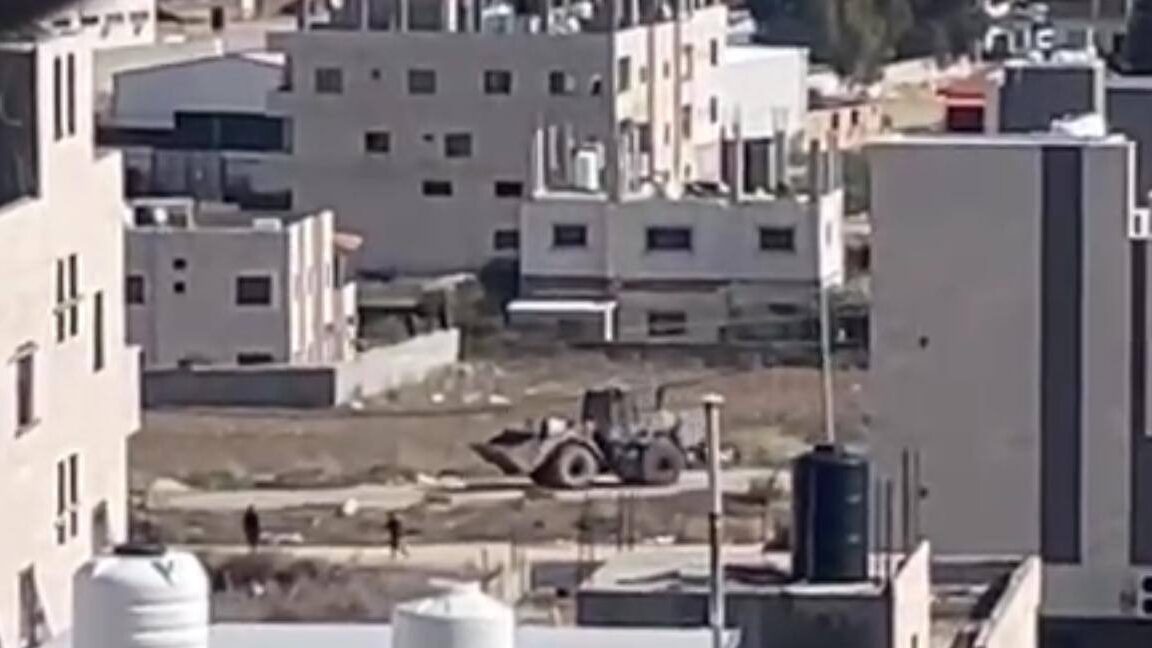 الهلال الأحمر: إصابة طفلين وشاب برصاص الاحتلال خلال اقتحام مخيم بلاطة شرق نابلس