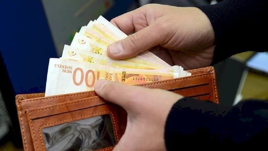 المالية: صرف سلفة من البنوك للموظفين والمتقاعدين بنسبة 50% الأربعاء المقبل