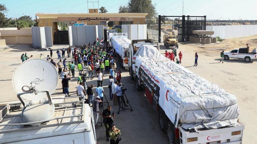 الهلال الأحمر الفلسطيني يطلق أكبر قافلة مساعدات باتجاه غزة وشمال القطاع