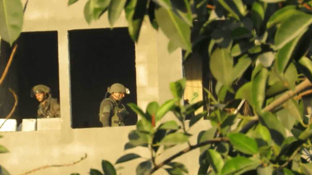 بالفيديو: كتائب القسام تنشر مشاهد استهداف منزل تحصن فيه جنود إسرائيليون شمال بيت حانون