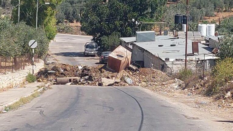 الاحتلال يغلق بلدة سنجل شرق رام الله