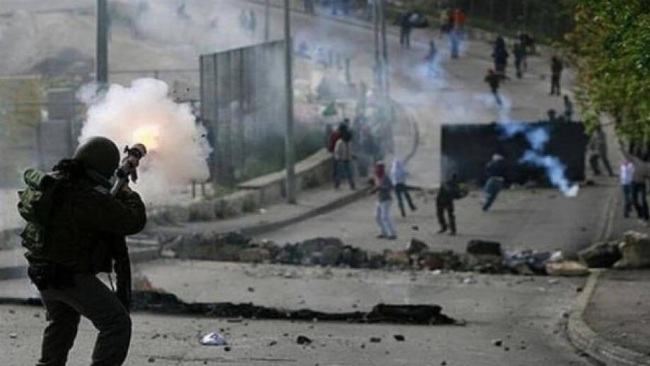 إصابة شاب بالرصاص الحي والعشرات بالاختناق في قمع الاحتلال مسيرة طلابية في اذنا غرب الخليل