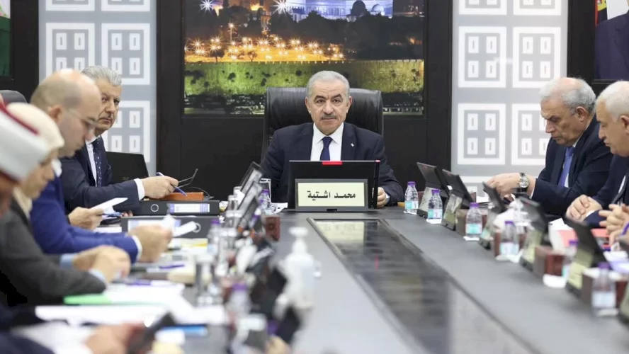 اشتية للموظفين: "نحن جميعاً أمام امتحان وحدة الموقف"