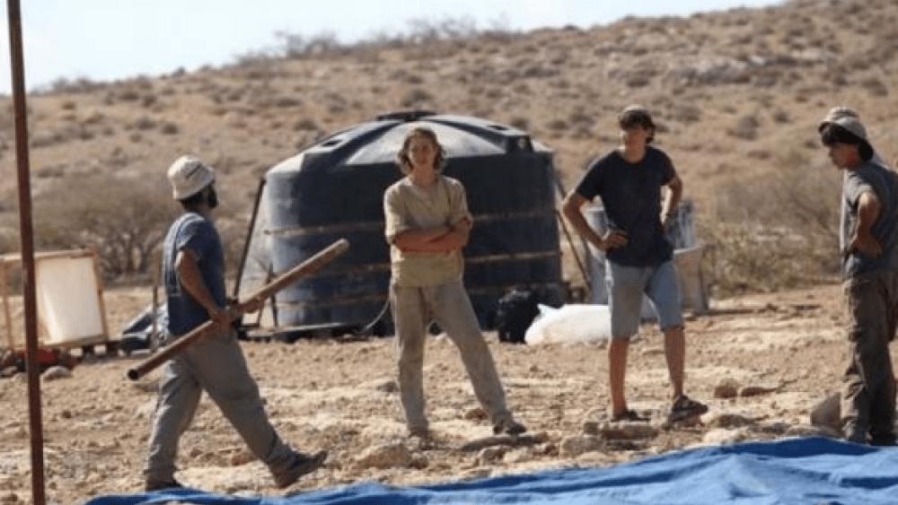 الاحتلال يستولي على مركبة ومستعمرون يدمرون شبكة للمياه في مسافر يطا