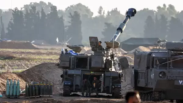 قال مصدر مطلع على جهود الوساطة المصرية والقطرية الرامية لتحقيق هدنة إنسانية في قطاع غزة وتبادل المحتجزين بين إسرائيل وحركة حماس إن جهود الوساطة لم تتوقف رغم مغادرة الوفد الإسرائيلي للدوحة، لكنها تجري في "بيئة صعبة". وأبلغ المصدر وكالة أنباء العالم العربي (AWP) اليوم الخميس أنه حتى بعد مغادرة وفد الموساد الإسرائيلي للعاصمة القطرية، فإن "جهود الوساطة تواصلت، وظلت هناك رسائل متبادلة بين طرفي النزاع". وأوضح أنه منذ انهيار التهدئة يوم الجمعة الماضي شدد كل طرف شروطه، إذ تريد إسرائيل التفاوض تحت النار، بينما ترهن حماس إجراء عمليات تبادل جديدة بأن تكون شاملة مع وقف إطلاق النار في غزة. ولم يستبعد المصدر المطلع إمكانية حدوث انفراجة في المواقف، إلا أنه أكد على أن جهود الوساطة تجري في "بيئة صعبة ومعقدة". وأضاف "لن تتوقف الجهود، وستتواصل حتى تحقق ما نتطلع إليه من الوصول لهدنة إنسانية". ويوم السبت الماضي، قالت الحكومة الإسرائيلية إن رئيس جهاز (الموساد) دافيد بارنياع طلب من فريقه الموجود في الدوحة العودة إلى إسرائيل "في أعقاب الطريق المسدود الذي وصلت إليه المفاوضات". وتجددت الهجمات الإسرائيلية المكثفة في غزة منذ يوم الجمعة الماضي، في أعقاب هُدن إنسانية استمرت أسبوعا وسمحت بإدخال مساعدات للقطاع وتبادل بعض المحتجزين لدى كل من إسرائيل وحركة حماس