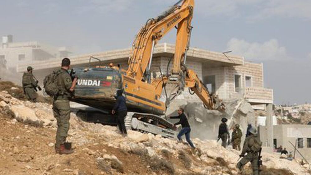 قوات الاحتلال تهدم مشطبا للمركبات جنوب نابلس