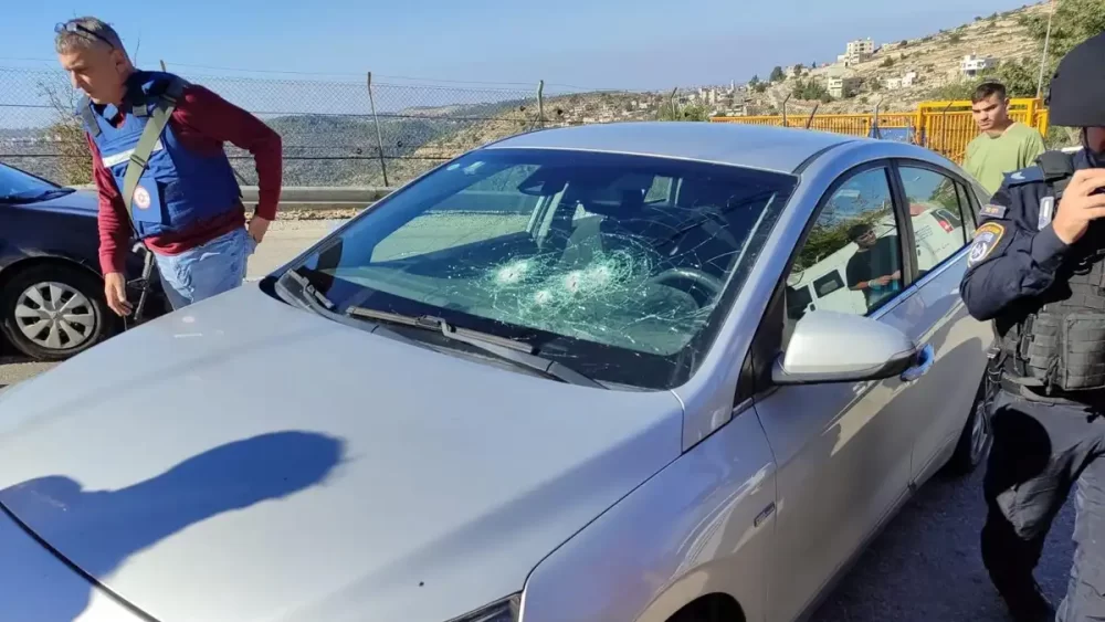 إصابة مستوطن قرب رام الله والاحتلال يغلق مداخل القرى المجاورة ويمنع تنقل المواطنين