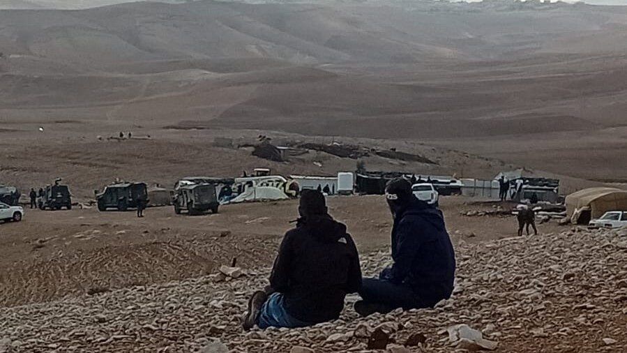 الاحتلال يهدم منزلين وحظيرتي أغنام في جنوب الخليل