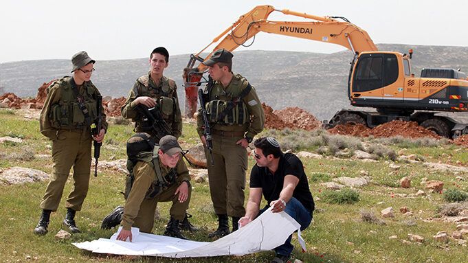 الاحتلال يشق شارعاً استيطانياً على أراضي خربة قلقس جنوب الخليل
