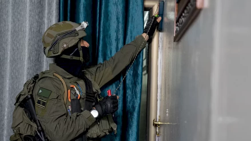 الاحتلال يخطر بهدم منازل عائلات ثلاثة شهداء في الخليل