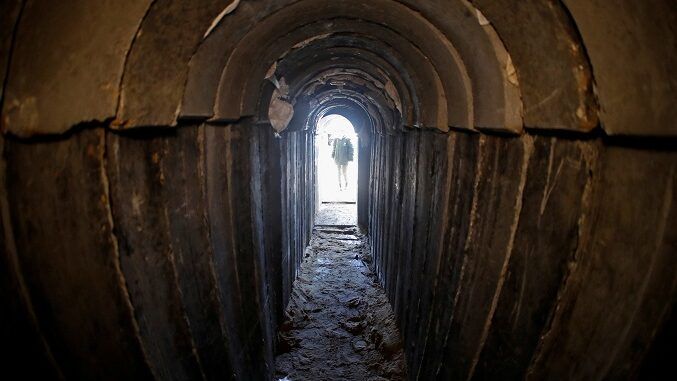 خبير بيئي: إغراق أنفاق بمياه البحر يجعل غزة غير قابلة للعيش 100 عام