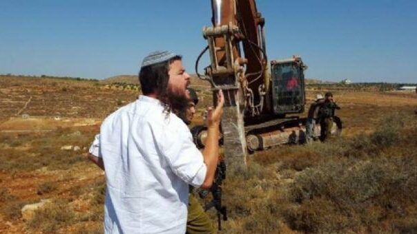 مستوطنون يشقون طريقاً استيطانياً على أراضي قرية بيرين جنوب شرق الخليل