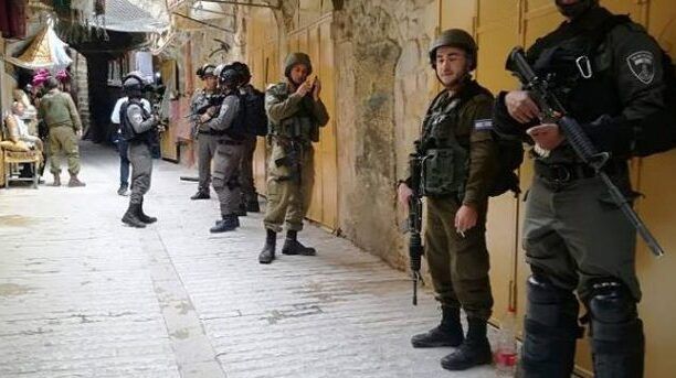 الاحتلال يغلق محلات تجارية في بلدة عزون شرق قلقيلية