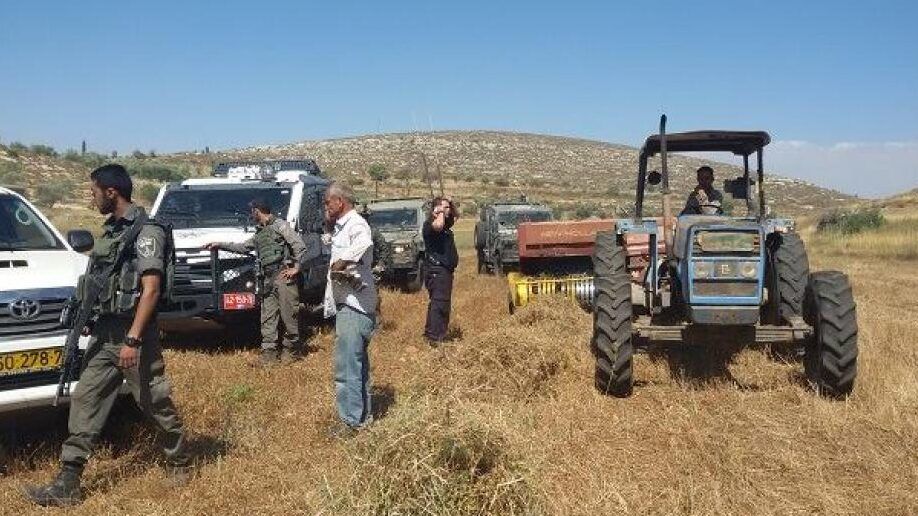 الاحتلال ومستوطنيه يمنعون المواطنين من حراثة أراضيهم بمسافر يطا