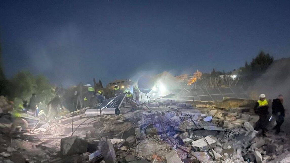 ارتقاء 3 لبنانيين بينهم امرأة في غارة اسرائيلية على بنت جبيل جنوب لبنان