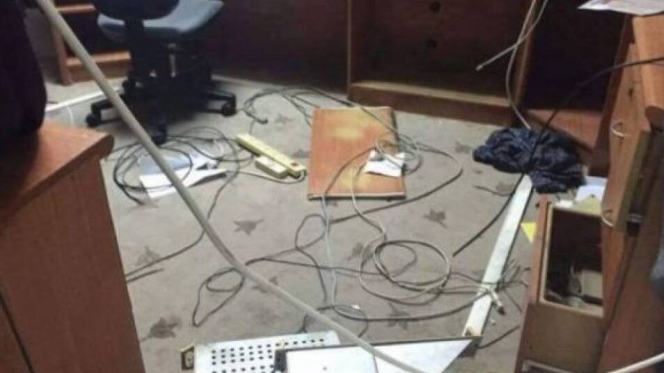 الاحتلال يداهم جمعية أيتام ويغلق مكاتبها ويستولي على معداتها شمال الخليل