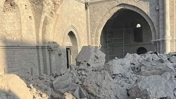 الاحتلال يقصف المسجد العمري الكبير وسط غزة