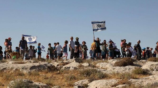 مستوطنون يستولون على مساحات واسعة من أراضي بلدة يطا