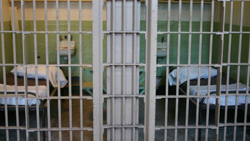 جرائم طبية بحق الأسرى المصابين في عيادة "سجن الرملة"