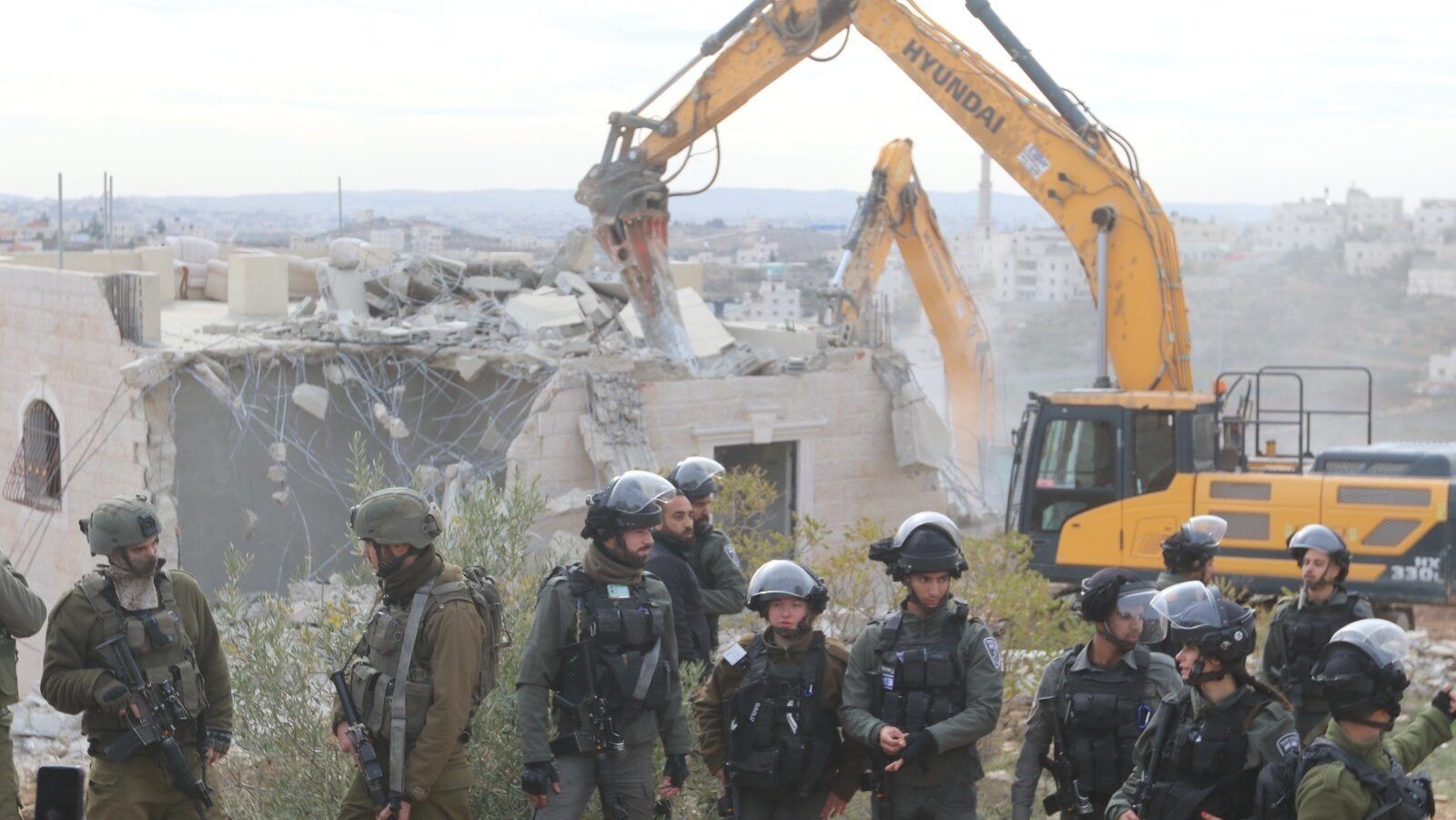 الاحتلال يعتقل مواطنا ويهدم جدار منزل غرب سلفيت