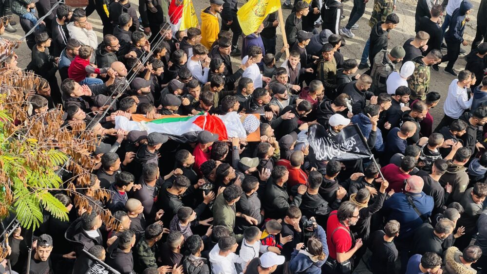 جماهير غفيرة في قلقيلية تشيع جثمان الشهيد أبو هنية إلى مثواه الأخير