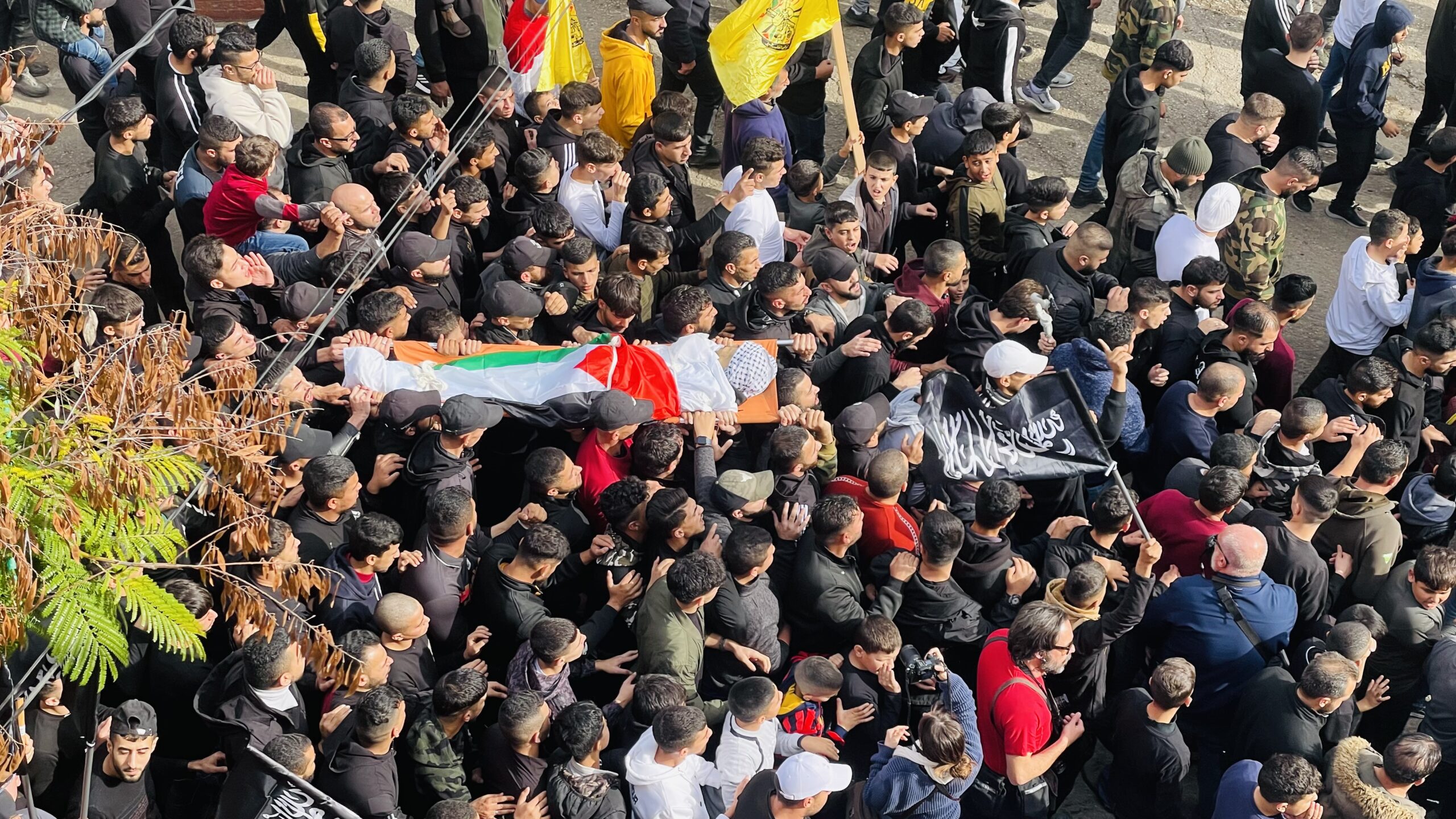 جماهير غفيرة في قلقيلية تشيع جثمان الشهيد أبو هنية إلى مثواه الأخير