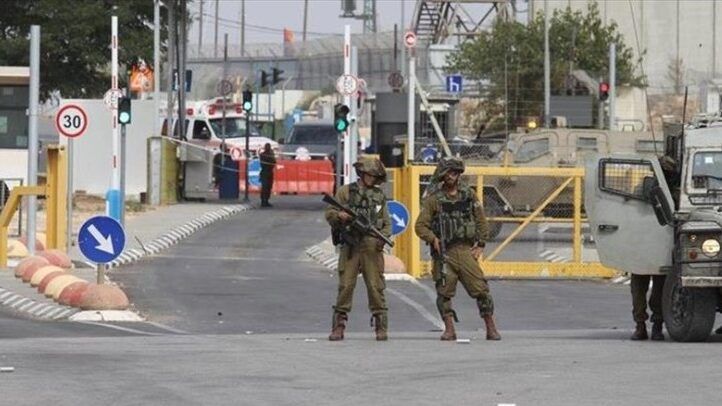 الاحتلال ينصب حاجزا عسكرياً جنوب شرق مدينة قلقيلية