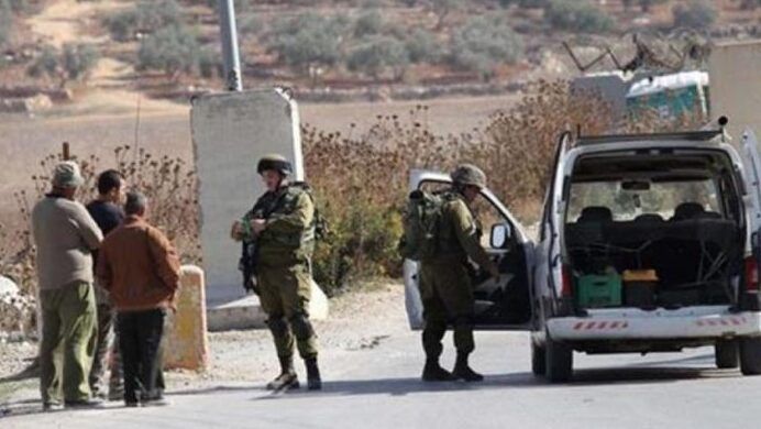 الاحتلال يعتقل مواطنين ويستولي على مركبتيهما جنوب الخليل