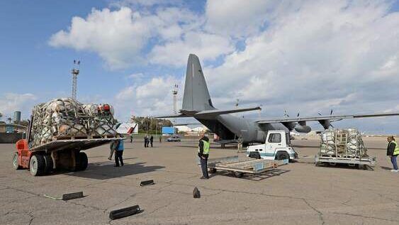 مسئول مصري: مطار العريش استقبل 323 طائرة مساعدات إنسانية لقطاع غزة