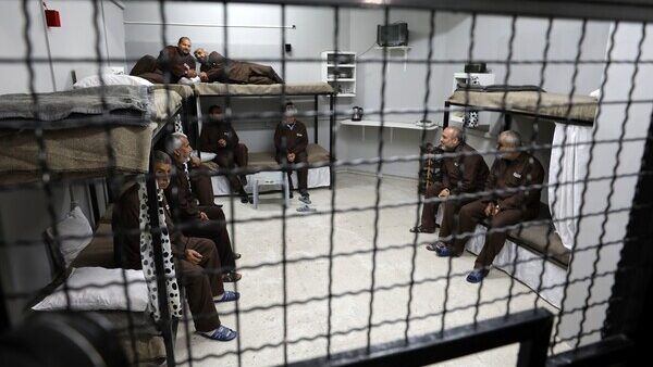 هيئة الأسرى: حالات تسمم في صفوف أسرى سجن عوفر